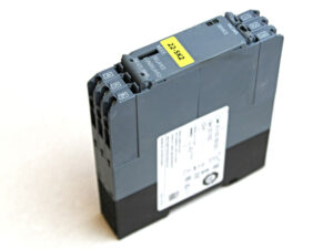 SIEMENS 3SK1211-1BB40 – Safety Relay Cover broken -used-